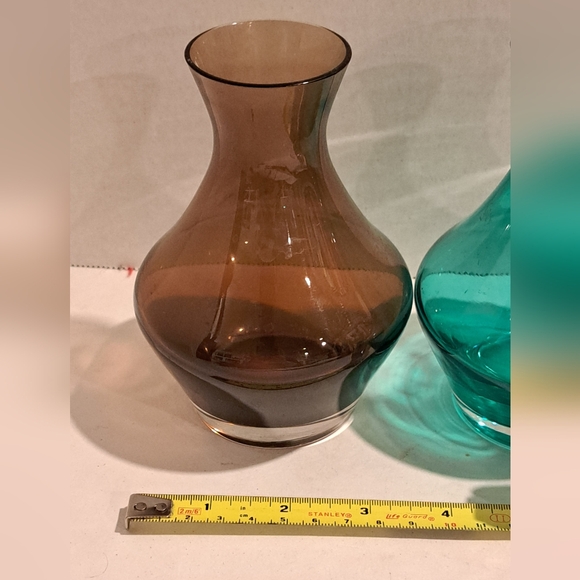 Two vintage brown and green glass small vases. - Picture 2 of 6